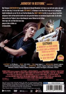 „ARONOFSKY IN BESTFORM.“ Extras: Aronofsky, Chaos und Katzen. Szene mit einem Mann, Katze auf Kühlschrank, Baseballschläger.