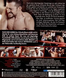 Ein muskulöser Mann beim Boxen. Texte beschreiben einen gealterten Boxer, gespielt von Orlando Bloom, und seinen Kampf ums Comeback.