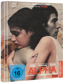 Ein Film von Julia Ducournau. Der Titel "Alpha" in Orange. Zwei Personen in enger Umarmung. FSK 16.