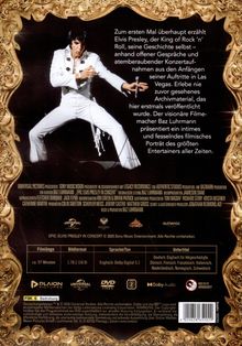 Zum ersten Mal erzählt Elvis seine Geschichte. Kleidung in Weiß, im Tanz posierend, mit Mikrofon in der Hand.