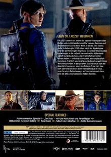 „LASS DIE ENDZEIT BEGINNEN“ und „SPECIAL FEATURES“. Frau in blauer Uniform, Männer in Rüstungen und Cowboyhut.