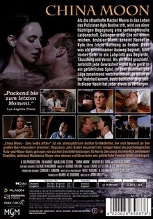 "CHINA MOON" ist ein Thriller über Liebe, Täuschung und Mord. Zwei Menschen küssen sich leidenschaftlich im Wasser.