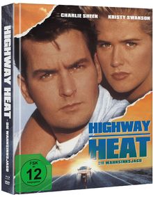 Text: "HIGHWAY HEAT - DIE WAHNSINNSJAGD", "FSK ab 12 freigegeben", "CHARLIE SHEEN", "KRISTY SWANSON". Zwei ernste Gesichter, Auto auf Straße.