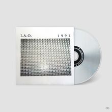 Ein CD-Cover zeigt oben "I.A.O. 1991". Ein silbernes CD-Album ragt rechts hervor.