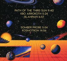 A: Path of the Third Sun 9:40, KBO Arrokoth 5:24, Blanpain 6:57.  
B: Somber Probe 5:54, Kosmotron 14:56.  
Illustration eines Weltraums mit Planeten.