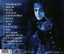 Eine tracklist mit 14 Titeln. Rechts eine Gestalt mit weißem Gesicht, schwarzer Kleidung und auffälligem Augen-Make-up.