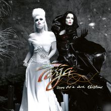 „Tarja, score for a dark Christmas“ in verziertem Stil. Zwei Frauen in Schwarz-Weiß, elegante, kontrastierende Outfits.