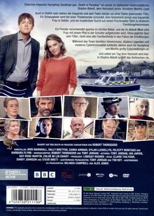 Ein Paar steht vor einem Küstendorf, umrahmt von Szenenbildern. Text beschreibt Kriminalfälle und persönliche Entscheidungen.