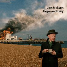 Text: "Joe Jackson Hope and Fury". Mann mit Hut und Tasse am Strand, im Hintergrund brennender Pier.