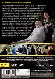 Titel: "KLEINSTÄDTE KÖNNEN MÖRDERISCH SEIN..."
Beschreibung: Ein bekleideter Mann hält eine bandagierte Person. Darunter Szenen aus einer Serie.