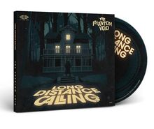 "Long Distance Calling" und "The Phantom Void" in gelber Schrift. Illustration: Beleuchtetes Haus im Wald mit Mensch davor.