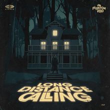 "LONG DISTANCE CALLING" steht groß im Vordergrund, ein Mann in einem Mantel vor einem beleuchteten Haus, umgeben von Bäumen.