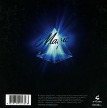 "Magic" in stilisierter Schrift vor einem hell leuchtenden, blau strahlenden, pyramidenförmigen Kristall auf schwarzem Hintergrund.