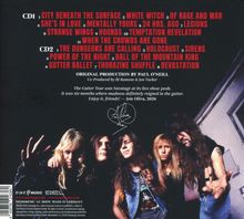 Playlist von zwei CDs mit Titeln wie "City Beneath the Surface". Darunter stehen fünf Personen in Rock-Kleidung.
