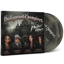 "Hollywood Vampires", "Joe Perry", "Johnny Depp", "Alice Cooper", "Tommy Henriksen". Vier Männer vor einer Burg.