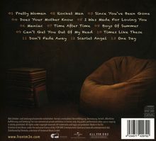 Liste von 13 Liedtiteln, darunter "Pretty Woman", "Rocket Man", und "One Day". Ein brauner Sitzsack und gestapelte Schallplatten.