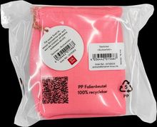 Ein pinkes Täschchen in Plastikverpackung. Texte: "PP Folienbeutel, 100% recyclebar", Barcode, QR-Code, Adressdetails.