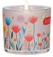 Text "KLEINER": Eine dekorative Kerze mit Blumenmotiven in bunten Farben, oben brennt eine kleine Flamme.