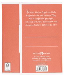 Text auf rotem Hintergrund: "Dieser kleine Engel aus Holz begleitet dich auf deinem Weg. Am Handgelenk getragen, schenkt er Kraft, Zuversicht und das gute Gefühl, behütet zu sein." Unten sind Kontaktinformationen und Barcode.