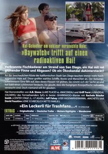 Drei Personen in einem Boot, darunter eine Frau in rotem Bikini. "Hai-Schocker um nuklear verseuchte Haie: Baywatch trifft auf einen radioaktiven Hai!"