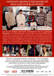 AMÜSANTE WEIHNACHTSROMANZE MIT SARA GARCIA & BLAIR PENNER. Vier Personen schauen auf ein Lebkuchenhaus. Unten Menschen vor Bäumen.