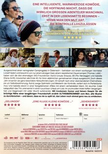 "Eine intelligente, warmherzige Komödie, die Hoffnung macht, dass die wirklich großen Abenteuer manchmal erst in der Lebensmitte beginnen – wenn man den Mut hat, die Kontrolle loszulassen." Drei Frauen mit Sonnenbrillen, ein Mann mit Strohhut und Szene am Meer.