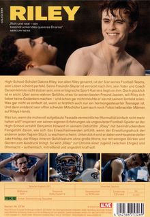 RILEY: „Roh und real – ein beeindruckendes queeres Drama“. Drei Filmszenen: Lächelnder Jugendlicher, im Footballhelm, Training.