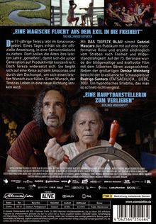 „Eine magische Flucht aus dem Exil in die Freiheit“. Zwei ältere Personen schauen ernst, während sie ein Steuerrad halten.