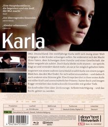 „Eine Hauptdarstellerin, die begeistert.“ „Ein überragendes Ensemble.“ „Absolut sehenswert.“ „Karla“. Ein Mädchen schaut ernst.