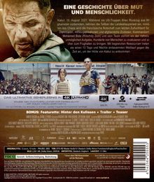 Oben: "EINE GESCHICHTE ÜBER MUT UND MENSCHLICHKEIT." Bilder zeigen einen kämpferischen Mann und eine Gruppe vor einem Flughafen.