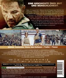 EINE GESCHICHTE ÜBER MUT UND MENSCHLICHKEIT. Szenen mit Soldaten und Flüchtlingen am Flughafen, dramatisch und angespannt.