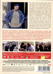 Ein Mann trägt ein T-Shirt mit dem Aufdruck: "Was wird Yvonne dazu sagen?". Oben rechts ein Text über Micha Hartung.