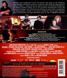 **Beschreibung**: Ein Text beschreibt die Handlung eines Films über einen Secret-Service-Agenten auf Rachefeldzug. Darunter "BONUS" gefolgt von extra Features wie Audiokommentar und Interviews. Unten sind Beteiligte wie William L. Petersen gelistet. Links und rechts sind Fotos aus dem Film: Männer in einer brennenden Szene, zwei Männer hinter einem Zaun, eine Gruppe von vier.