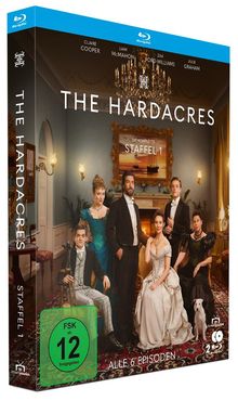 „THE HARDACRES“, „Die komplette Staffel 1“, „FSK ab 12“, „Alle 6 Episoden“. Eine elegante Gruppe im Salon.