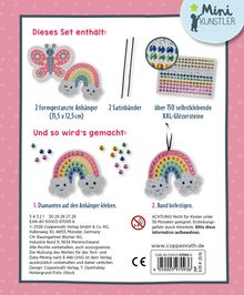 „Dieses Set enthält: 2 formgestanzte Anhänger, 2 Satinbänder, über 150 Glitzersteine. Anleitung: 1. Diamanten kleben, 2. Band befestigen.“ Der Hintergrund ist rosa mit kleinen Herzen, und oben rechts ist ein rundes Logo mit einem Kind und Stern.