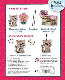"Dieses Set enthält: 2 formgestanzte Anhänger (12 x 15,5 cm), 2 Satinbänder, über 150 selbstklebende XXL-Glitzersteine. Und so wird's gemacht: 1. Diamanten auf den Anhänger kleben. 2. Band befestigen." Ein Set mit Bastelanleitung und Materialien, um Anhänger zu gestalten.
