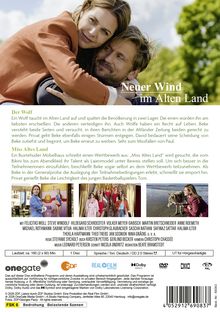 "Neuer Wind im Alten Land", erzählend von Konflikten um einen Wolf und einem "Miss Altes Land" Wettbewerb. Paar umarmt sich.