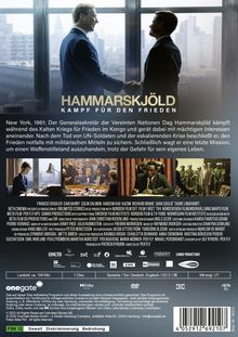 HAMMARSKJÖLD: KAMPF FÜR DEN FRIEDEN. Zwei Männer schütteln sich die Hände vor einer Fensterfront in einer Stadt.