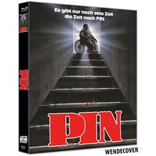 "Es gibt nur noch eine Zeit - die Zeit nach PIN..." zeigt eine dunkle Treppe. Oben sitzt eine verhüllte Figur im Rollstuhl.