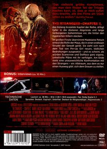 „Das vielleicht größte Kompliment...“,
„THE STRANGERS - CHAPTER 3“,
blutiger Hintergrund, maskierte Figuren.