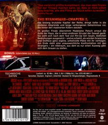 Text: „Das vielleicht größte Kompliment…”, "THE STRANGERS - CHAPTER 3", Bonus-Interviews, Technische Daten: 92 Min, FSK 18.  
Eine Szene mit zwei maskierten Figuren.