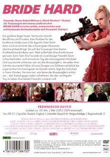 „BRIDE HARD“ in großen roten Buchstaben, Frau mit Waffe. Handlung: Comedy, Agentin Sam als Trauzeugin, Action.
