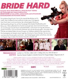 "BRIDE HARD" in großen, pinken Buchstaben. Komödie mit Rebel Wilson als actionreiche Trauzeugin. Bild zeigt Rebel Wilson mit Gewehr.