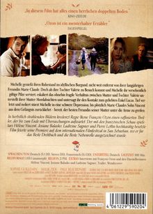 „In diesem Film hat alles einen herrlichen doppelten Boden.“ Drei Bilder zeigen eine Unterhaltung, einen Waldspaziergang und zwei Frauen.