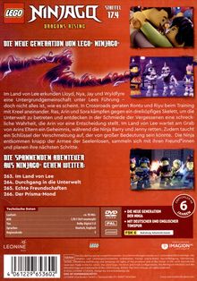 "Im Land von Lee", Staffel 17.4, LEGO Ninjago, Drachen steigen auf. Figuren in actionreichen Szenen, vor rotem Hintergrund.