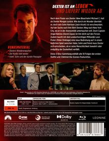 DEXTER IST AM LEBEN UND LIEFERT WIEDER AB. Bonusmaterial: Dexters Wiedererwachen. Oben Porträt eines Mannes. Unten Gruppenfoto.