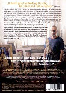 „Unbedingte Empfehlung für alle, die Kunst und Kultur lieben. Näher als mit diesem Film kann man dem künstlerischen Prozess nicht kommen. Ein Meisterwerk.“ Auf der rechten Seite steht ein Mann vor mehreren Gemälden.