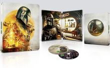 Eine Steelbook-Hülle zeigt illustrierte Figuren und Szenen aus einer Sci-Fi-Serie mit einem Helmträger und kleinem grünen Wesen.
