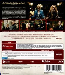 „Ein Volltreffer für Horror-Fans!“ – Movie-Zitat. Drei Szenen: Frau gefesselt, Gruppe versammelt, Mann mit Zigarette.