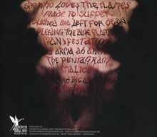 Texte in blutroter Schrift über einem düsteren, verschwommenen Gesicht. Unten links ein Logo.